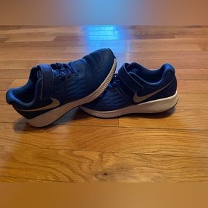 Royal blue kids size 1 Nike Preschool Star Runner shoes. Really good condition.